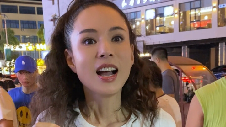 【Li Ruotong】Lurking in the Hengdian Night Market—Is This Cute Kid Calling Me ‘Sis’?