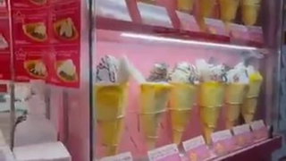 ICE CREAM 🍨 SHOP IN HARAJUKU !😱KYA AAP NE YE TRY KIYA?#japan #tokyo #shortvideo #food #minivlog