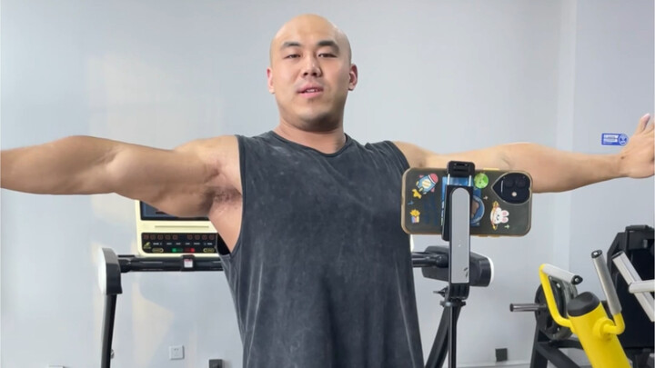 Aku juga ikut meramaikan, belajar pose lengan angsa yang anggun bersama guru balet cantik.