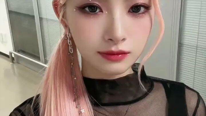 ชาเลนจ์เต้นวันนี้: EVERGLOW + SOMI + ลีแชยอน