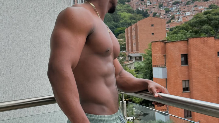 Sangat besar (22 cm) dan sangat cantik, memang sesuai dengan namanya!