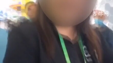 Bà lớn vô tình làm đổ tách trà, nữ nhân viên gắt với anh chàng tốt bụng: “Anh cố tỏ ra tốt bụng cái 