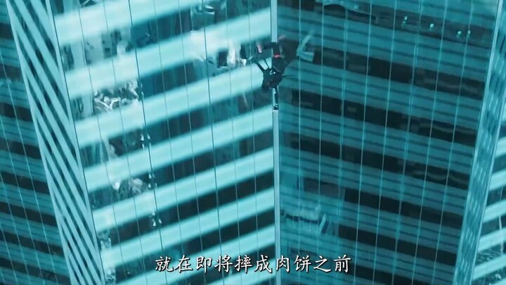 作死小伙爬上避雷针，还点起了外卖
