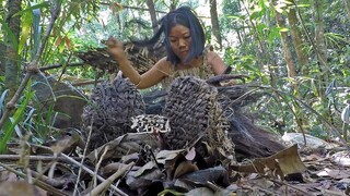 Bắt tay vào may vá và hoàn thiện đồ bảo hộ, một người phụ nữ sống sót trong vùng hoang dã bằng tay k