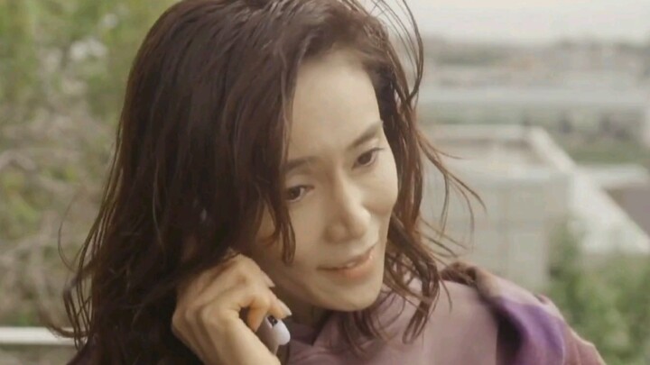 A 40-year-old woman immerses herself in various dating apps every day