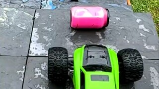 楼梯滚瓶子爆破大赛