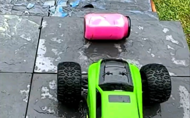 مسابقة تفجير الزجاجات المتدحرجة على الدرج