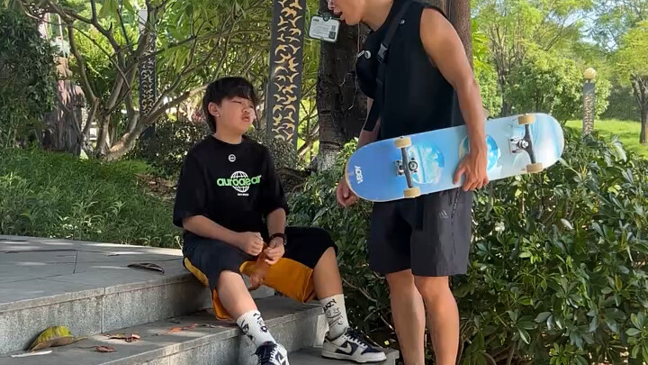 มีใครในคอมเมนต์รู้ไหมว่าเขาคือใคร?