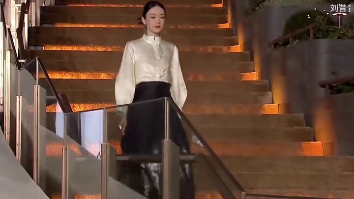 Wow, she is actually 74 years old. There are so many people on the red carpet today, hahahaha!!
