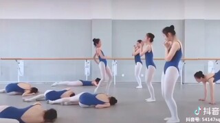 芭蕾女生玩植物大戰殭屍真人版