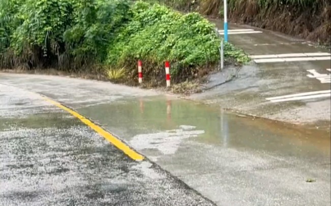 Riding in the rain: Always be extra careful on downhill slopes. Lucky my foot brake is strong! #Unex