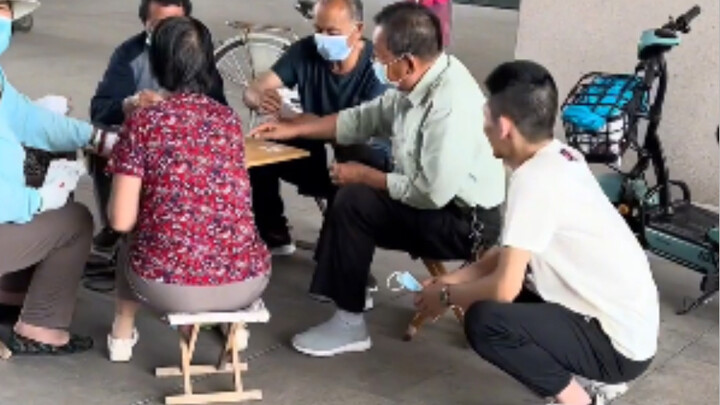 Brother Bao squats by the roadside, learning how to play Dou Dizhu from the elderly folks!