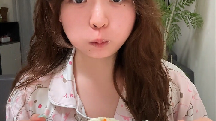 ที่แท้ซอสพริกเขียวขวดนี้ปิดฝาไม่สนิท ปล่อยไว้นานจนเสียสภาพไปแล้ว…..