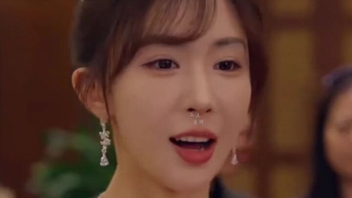 Chàng trai cầu hôn nữ thần, nào ngờ nữ thần lại nắm tay bố mình và tuyên bố là cặp đôi!