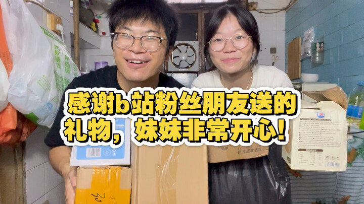 Vui quá! Em gái nhận được quà từ các fan, có đồ ăn và cả những món đồ hữu ích nữa! Cảm ơn mọi người!