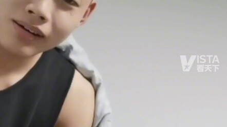 16 November, Taiyuan, Shanxi. Adik mahasiswa akademi kepolisian melakukan panggilan video dengan kak