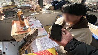 المعلم المجنون يجوب الفصل يوميًا! اليوم ضبط هاتفًا واحدًا!
