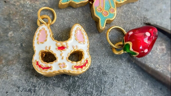 Watch out—the glossy gold back might just stab you!