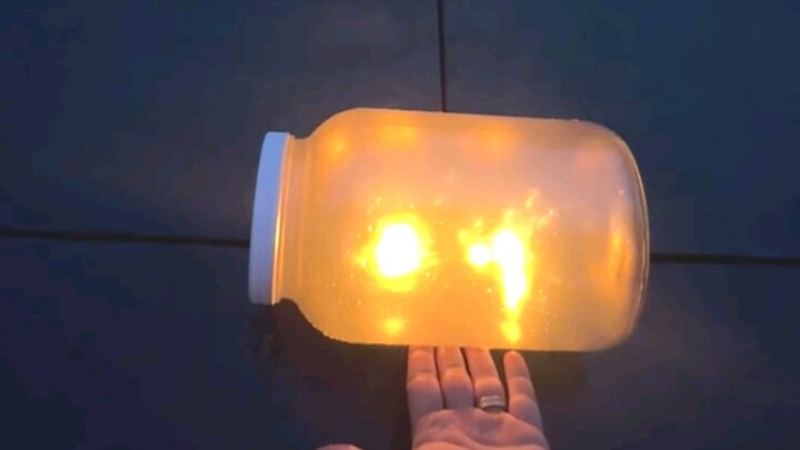 Cuộc thi ném chai lăn cầu thang phá hủy