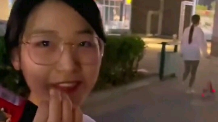 ما إن أزيلت النظارة حتى انطلق الحريق بكامل قوته؛ فالمهرة يتبادلون الضربات ويواجهون كل حركة بما يناسب