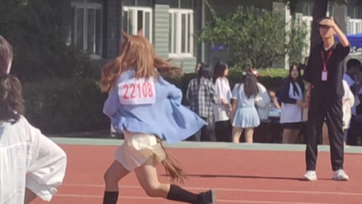 تقليد قفزة حصان في مسرحية شعرية في اجتماع الرياضة المدرسية