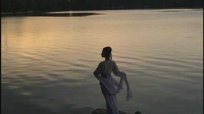 ที่นี่มีรูปปั้นสวยมาก คุณลุงใจดีจะสอนคุณถ่ายรูปบริเวณริมทะเลสาบให้เอง