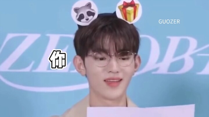 Giáo viên Chương đang điểm danh