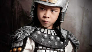 ใช้แผ่นรองเก่าที่ด้านล่างของกล่องเพื่อสร้างชุดเกราะ Grand Commander ให้กับเด็ก