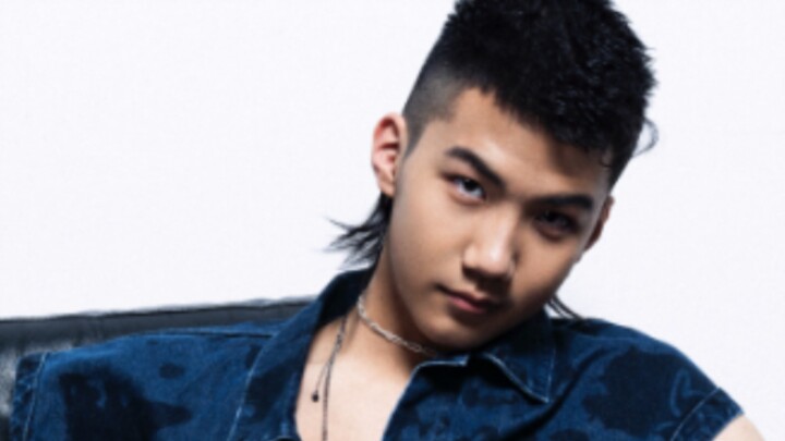 Ừm… đột nhiên đẹp trai đến mức đốn tim tôi luôn!