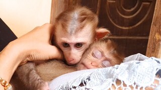 Mino and Lay Heang sleep on Mommy