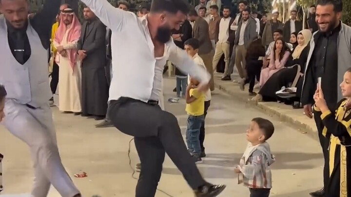 Tarian Dabke Lebanon, sang maestro menari di depan, mengajak anak-anak untuk bergabung