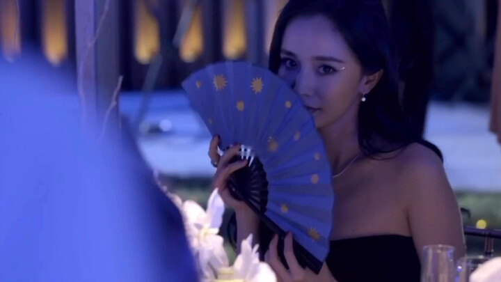 【يانغ مي】مفعمة بروح "الشيطانة"، هالة قوية تمامًا، أنا من هي الأجمل