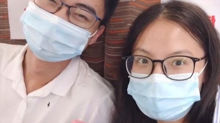 Inspiring valedictorian学霸 meets bubbly, sweet girl—this feels like a romance novel come to life!!! I