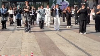 คนที่สองและนักเต้น 23 คนเดินทางมาที่ประเทศจีนเพื่อโรดโชว์ เจ๋งไหมล่ะ? [EB Dance Company] | Qingdao R