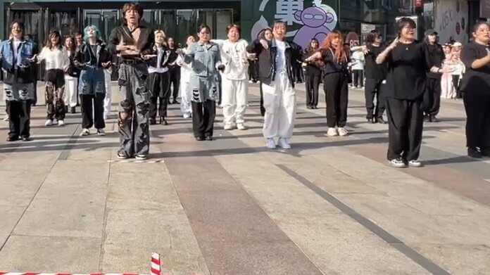 คนที่สองและนักเต้น 23 คนเดินทางมาที่ประเทศจีนเพื่อโรดโชว์ เจ๋งไหมล่ะ? [EB Dance Company] | Qingdao R