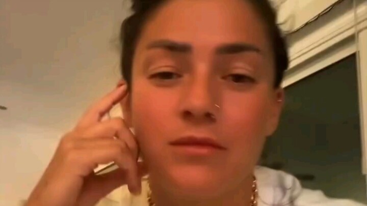 لي | عندما تنام صديقتك، لكنها نسيت إزالة مكياجها...