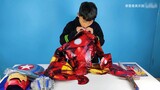 Unboxing topeng dan jubah Transformers, penjual juga mengirimkan mainan balon rakitan Iron Man