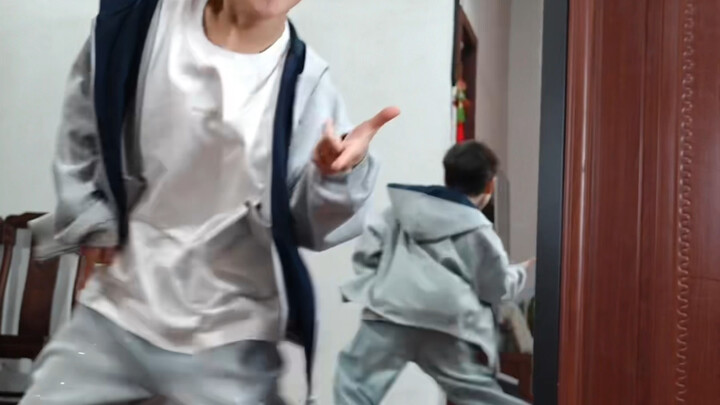 Mua một chú chó nhỏ màu đen, vui vẻ nhảy múa