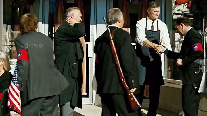 一群人不明原因地朝天空开枪，子弹射向天空又以光速砸向地面