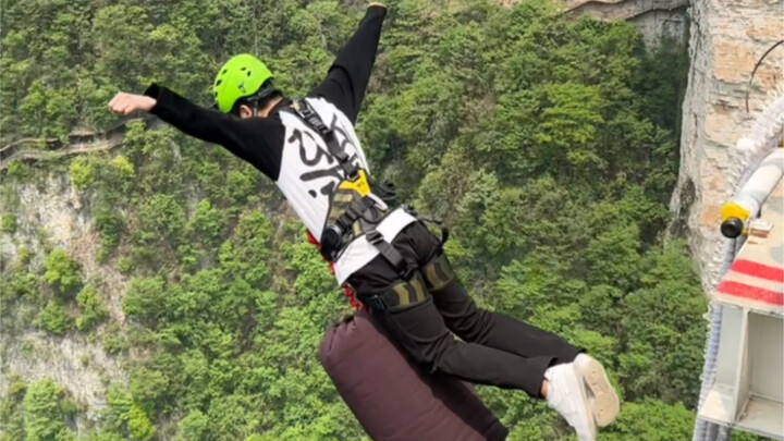 كن شجاعًا، فلن نكون أصغر من اليوم.