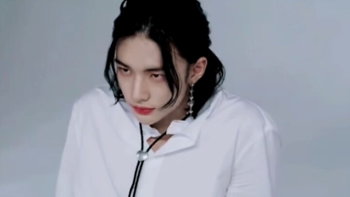 【هوانغ شيوان تشين】مشهد شهير من نسخة غرفة التدريب لأغنية «criminal» وهو يلعق معصمه!!