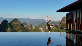 以青山远黛为景，以苍穹厚土为台。舞动之间，听得万物回响。