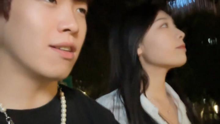 كيف يظهر الثنائي العاشق أنهما مثقفان أثناء السير في الشارع؟