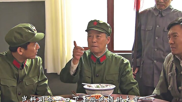 พ่อครัวทำบะหมี่ข้าวเจ้าให้ท่านผู้บัญชาการ แต่ดันต้มจนเละ ไม่คาดคิดว่าท่านผู้บัญชาการจะทานแล้วชมไม่หย