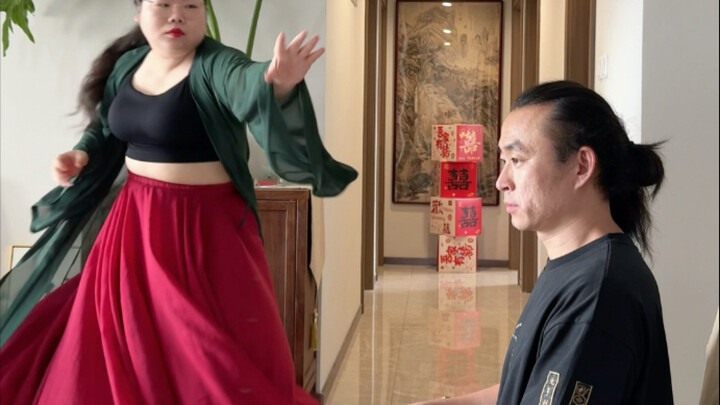 别的宝有的，我家宝也得给他安排上，他对我的舞蹈非常认可！#跳舞#古典舞#春不晚 #给老公跳舞