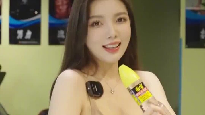 شجرة جوز الهند: لا ننسى الهدف الأصلي، فقط لتصحيح الذوق الجمالي الوطني #عصير جوز الهند شربته منذ صغري