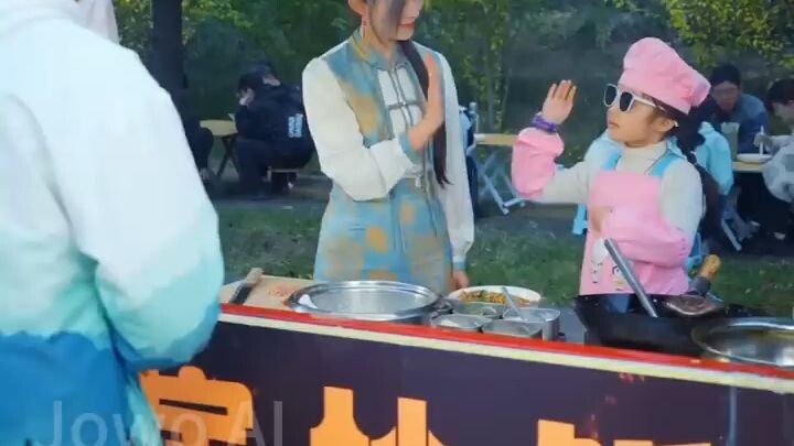 CEOพันล้านเบื่ออาหาร แต่เด็กหญิงหกขวบ ทำข้าวผัดรักษาได้ แท้จริงเธอคือเชฟคน ใหม่และยังเป็นลูกสาวเขา