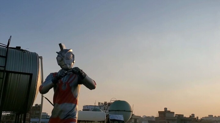 Ultraman Ace đã hoàn thành chiếc bao da Ultraman do chính tay anh làm, khi bạn đeo thử nó trông như 