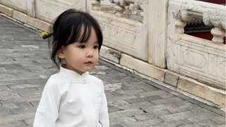 小小年纪就这么爱演～