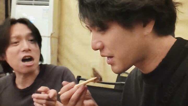 Perut sapi panggang khas Beijing! Kenapa kamu hanya mengambil sedikit sekali? #Ultraman Gaia#